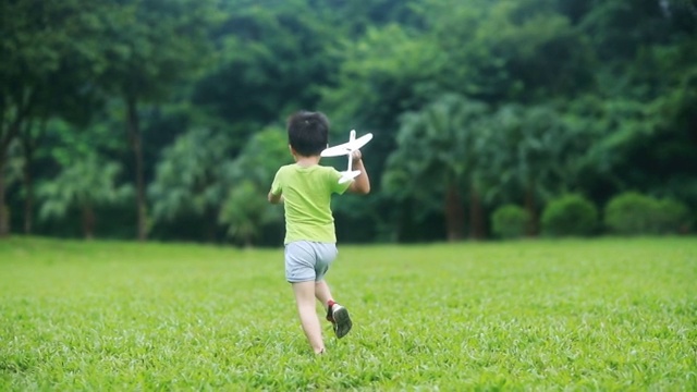 詳情圖-男孩手握紙飛機，高清慢鏡頭