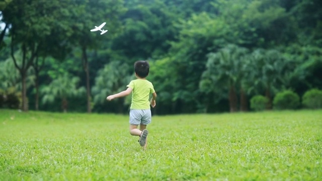 詳情圖-男孩手握紙飛機，高清慢鏡頭
