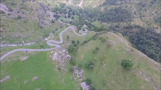 在高山公路的弯道上飞行