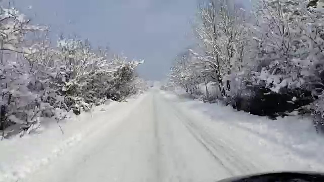 在冬季条件下的延时驾驶。雪中驾驶的危险和天气概念