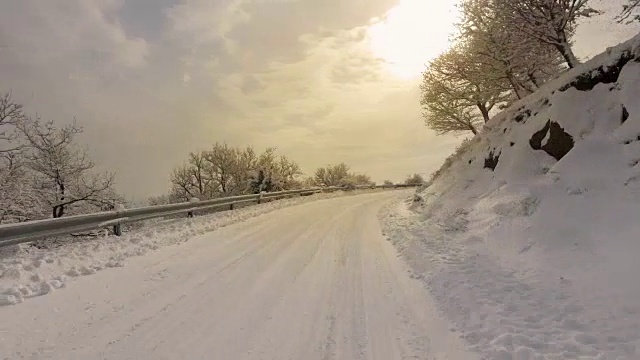 汽车和雪花在冬天的森林道路上有很多雪