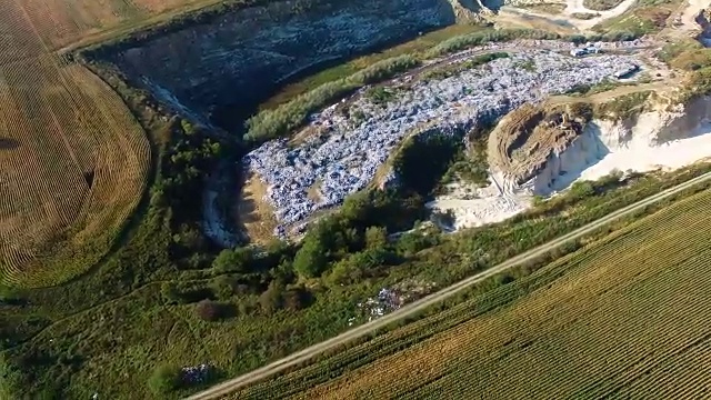 巨大的恶臭垃圾场污染了玉米田附近的空气