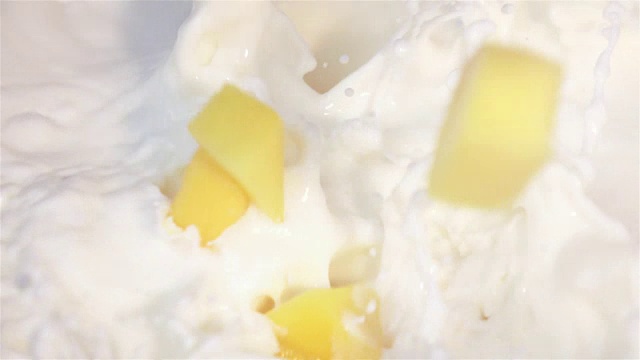 芒果掉进牛奶的慢动作视频