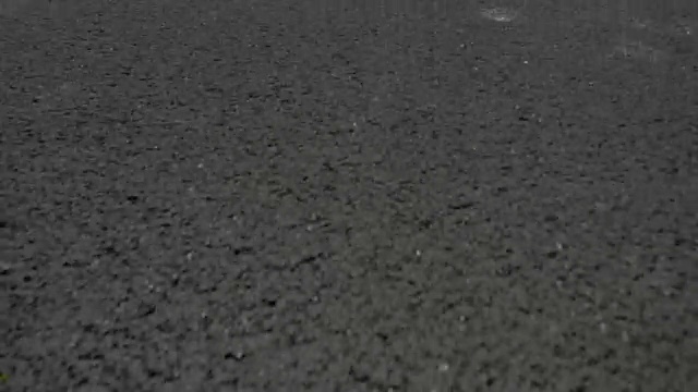 白色条纹的柏油路