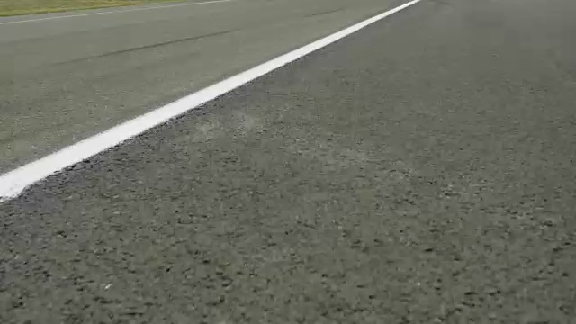 白色条纹的柏油路