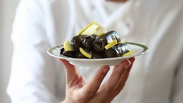 厨师提供的Dolma菜(传统土耳其小吃)