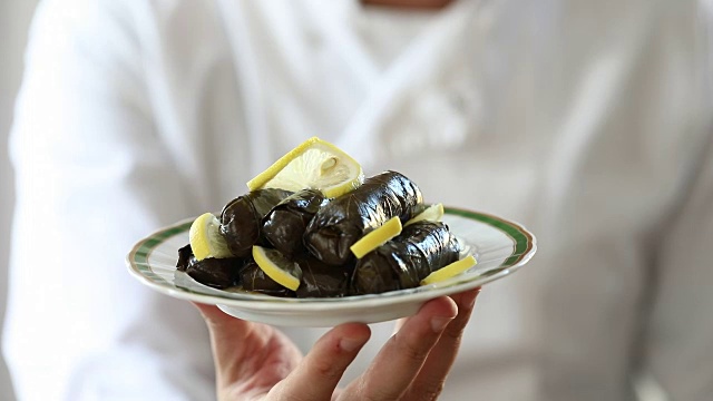 厨师提供的Dolma菜(传统土耳其小吃)