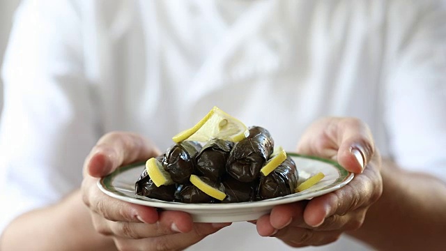 厨师提供的Dolma菜(传统土耳其小吃)
