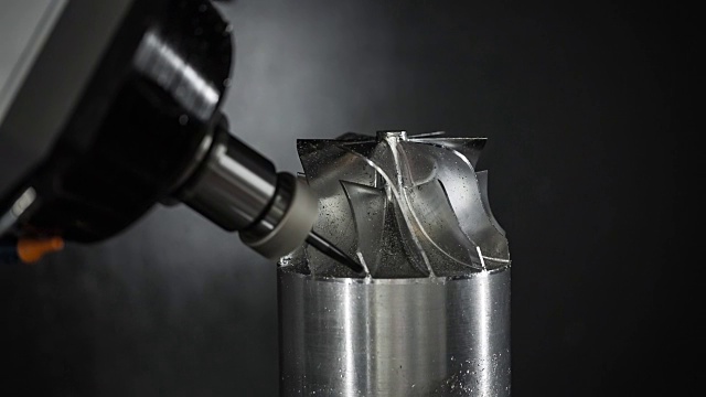 金属加工数控铣床。