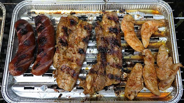 烧烤上的烤肉和蔬菜