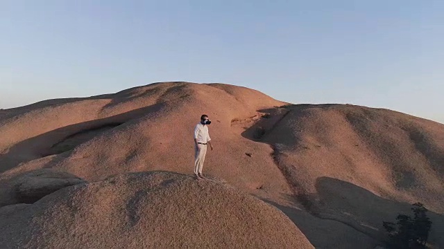 探索虚拟现实。张开双臂欣赏风景的男人