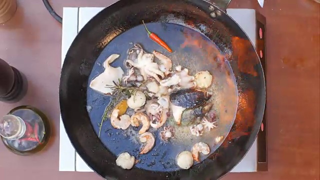 用火在平底锅中烹煮海鲜
