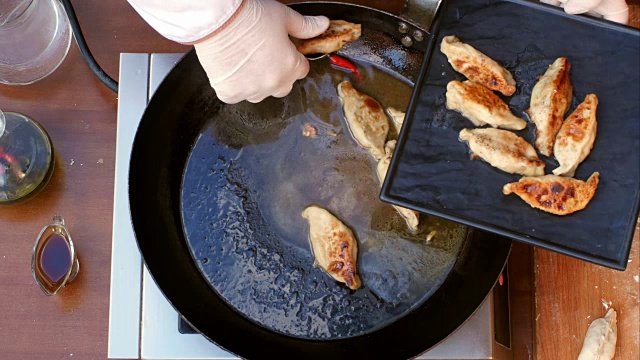 把准备好的饺子放在盘子里