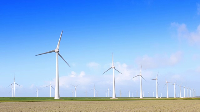 風力發(fā)電機在十月的秋天風暴