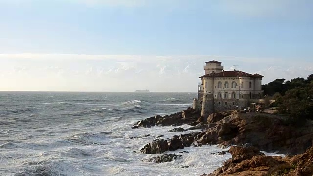 利沃诺海岸的海浪