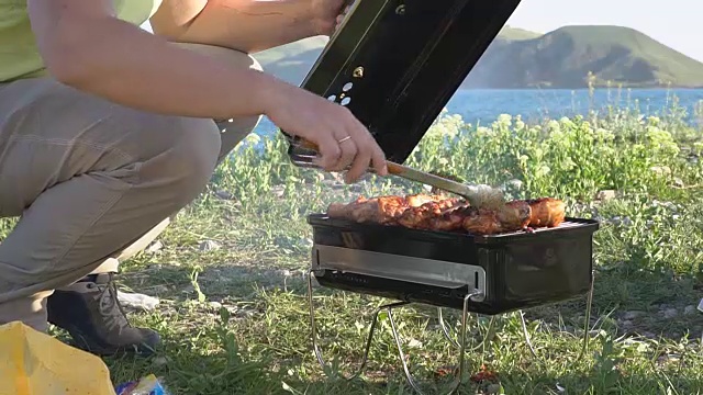 在烧烤架上烹饪。户外的周末时间