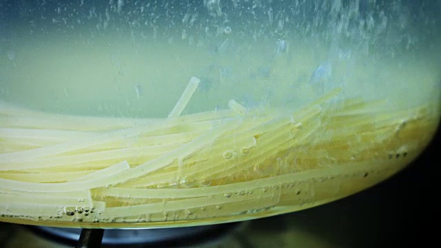 4k意大利意面在玻璃锅里煮