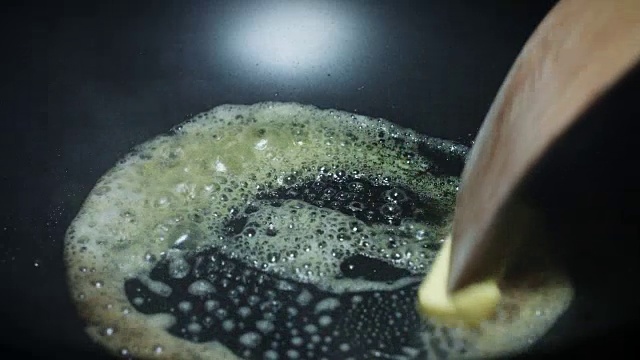 食物，黄油融化，平底锅煎