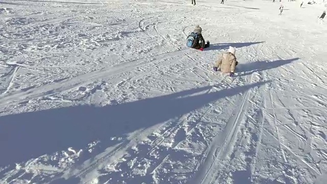 冬天好玩，下雪了，快乐的小朋友在冬天的时候拉雪橇