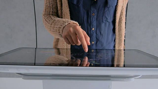 在城市展览中使用交互式触摸屏的女性