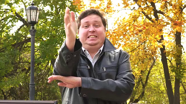 一个快乐的大个子举手的镜头