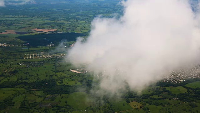 飞机在高山和城市上空降落。