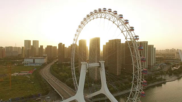 詳情圖-摩天輪橫跨河流和現(xiàn)代城市