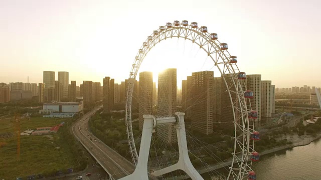詳情圖-摩天輪橫跨河流和現(xiàn)代城市