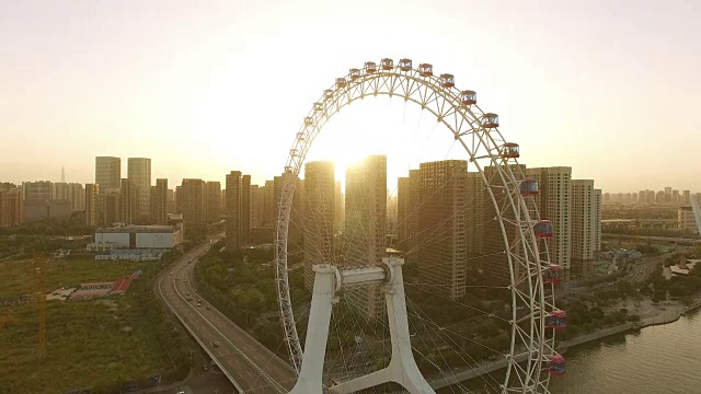 詳情圖-摩天輪橫跨河流和現(xiàn)代城市