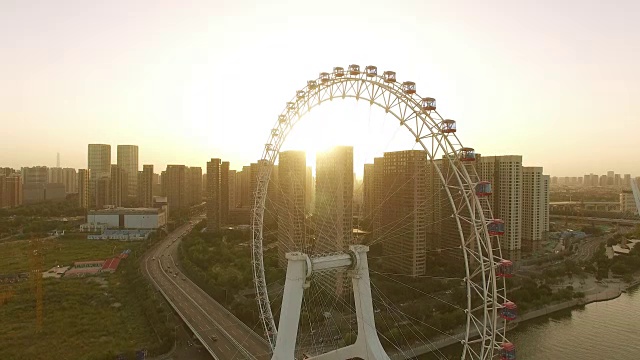 詳情圖-摩天輪橫跨河流和現(xiàn)代城市