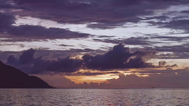 日落后的Monsuar和Ocean。蓝色的小时。平静的波浪在海面上闪烁，西巴布亚，拉贾安帕，印度尼西亚