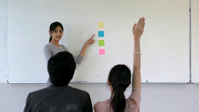 女学生站在教室前面