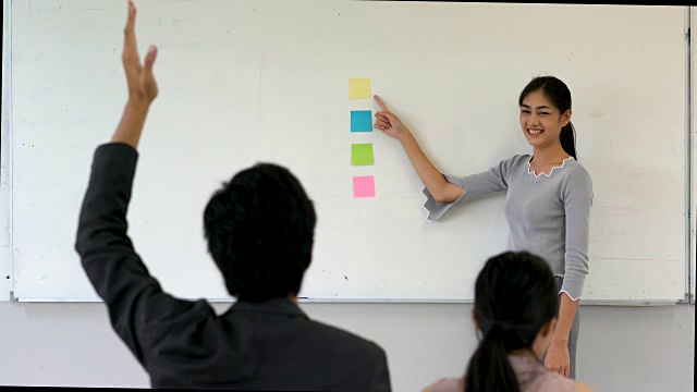 女学生站在教室前面