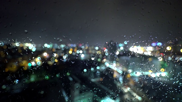 夜间下雨的城市- 4K分辨率