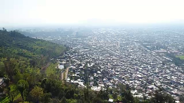 圣克里斯托巴尔山-智利圣地亚哥，无人机飞越雷科莱塔社区
