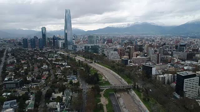 高角度鸟瞰智利圣地亚哥城市天际线建筑