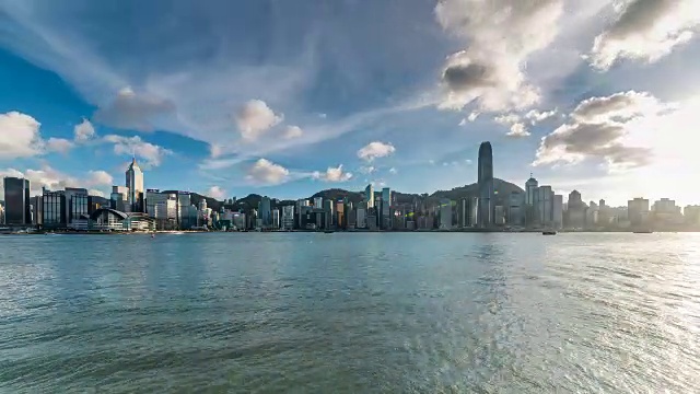 香港天际线和维多利亚港的时间流逝，云天，