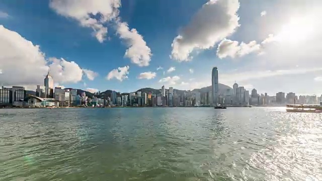 香港天际线和维多利亚港的时间流逝，云天，