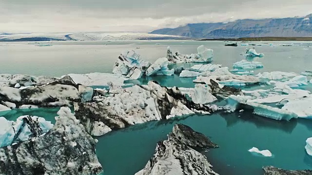 Jokulsarlon冰川泻湖中的冰山(颜色校正)