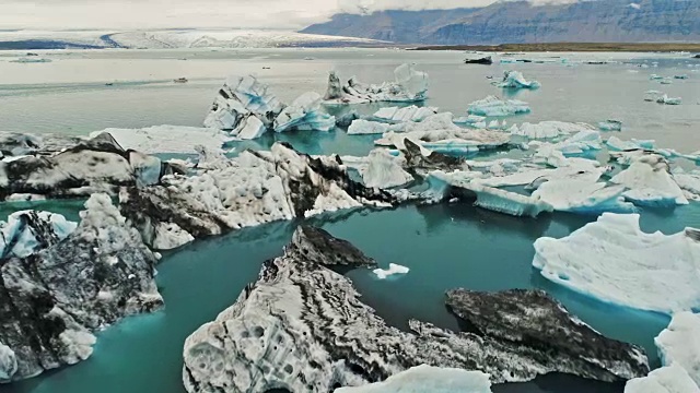 Jokulsarlon冰川泻湖中的冰山(颜色校正)