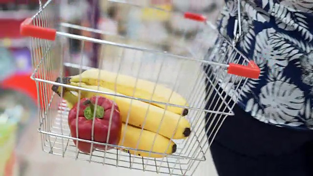 近距离拍摄的商店的铁手推车与蔬菜食品里面