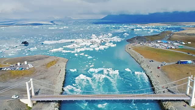 Jokulsarlon冰川泻湖的自然冰山模式和形成的鸟瞰图