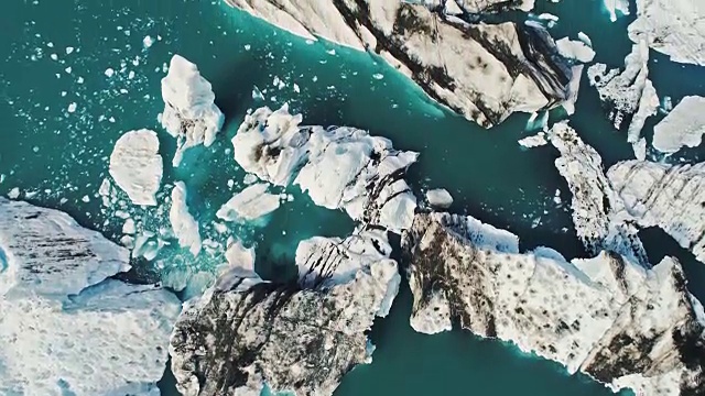 Jokulsarlon冰川泻湖的自然冰山模式和形成的鸟瞰图