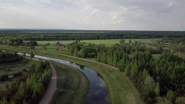 美丽的风景。河在夏天。绿色的草和树。