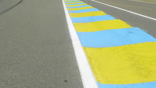 详情图-白色条纹的柏油路
