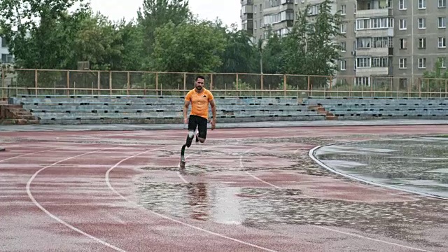 在雨中奔跑的截肢运动员