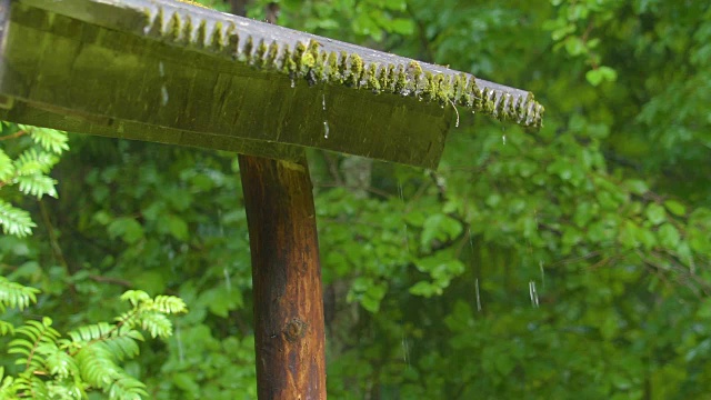 小房子屋顶上的雨滴