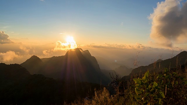 泰国清迈名山之一的清岛大山，云雾缭绕，阳光灿烂。