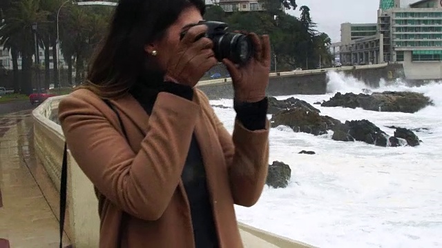 一名妇女在智利拍摄暴风海