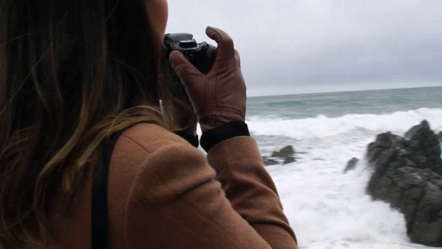 详情图-一名妇女在智利拍摄暴风海